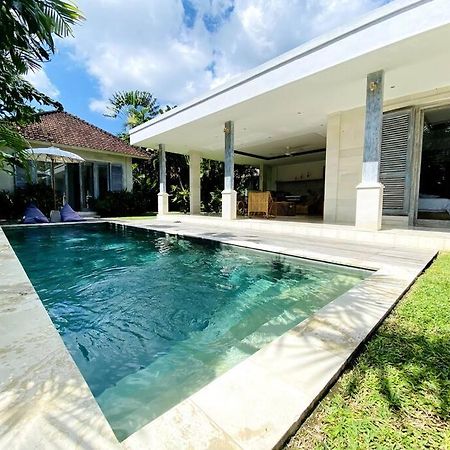 Villa Biru - 500M Batubelig Beach チャングー エクステリア 写真
