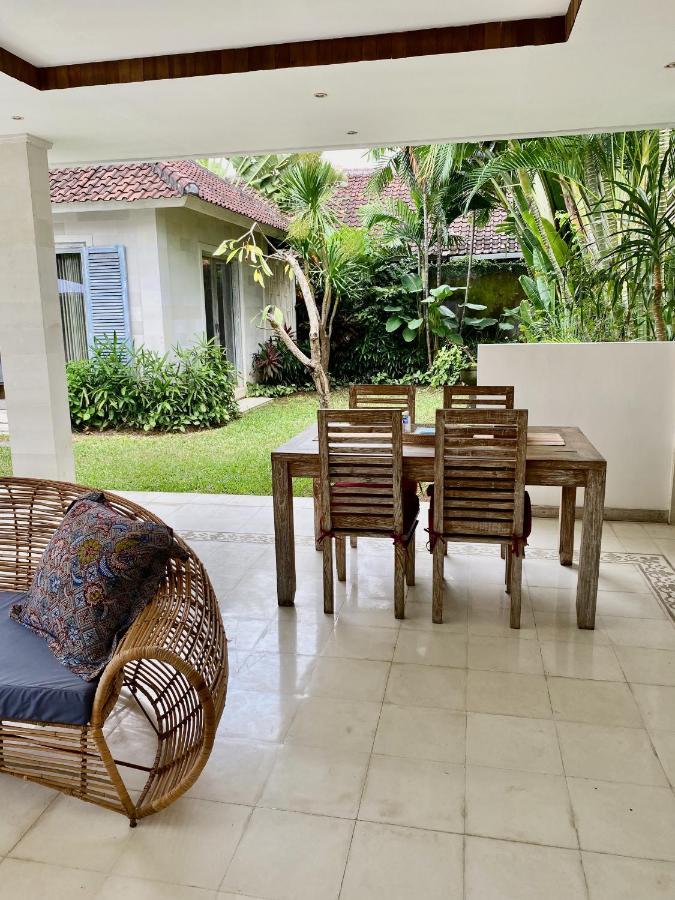 Villa Biru - 500M Batubelig Beach チャングー エクステリア 写真