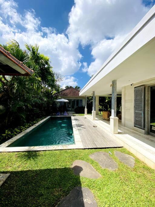 Villa Biru - 500M Batubelig Beach チャングー エクステリア 写真