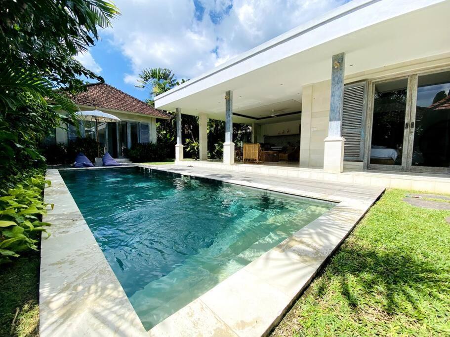 Villa Biru - 500M Batubelig Beach チャングー エクステリア 写真