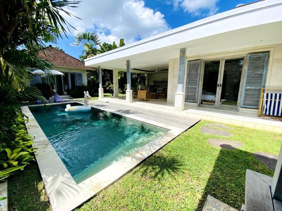 Villa Biru - 500M Batubelig Beach チャングー エクステリア 写真