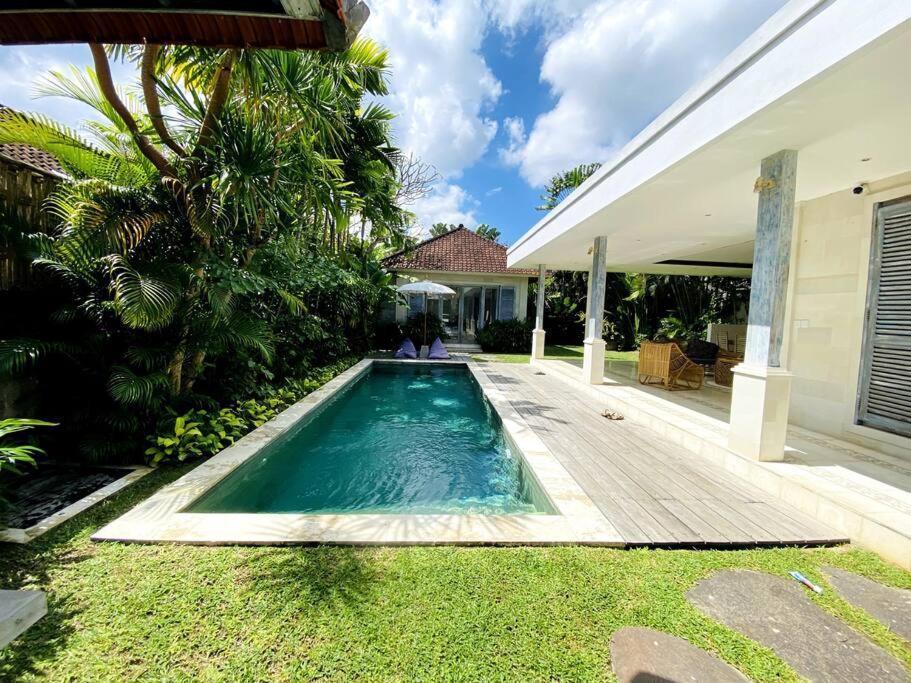 Villa Biru - 500M Batubelig Beach チャングー エクステリア 写真