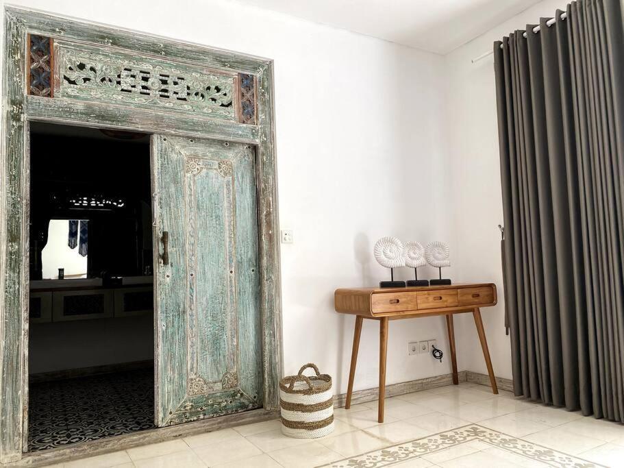 Villa Biru - 500M Batubelig Beach チャングー エクステリア 写真