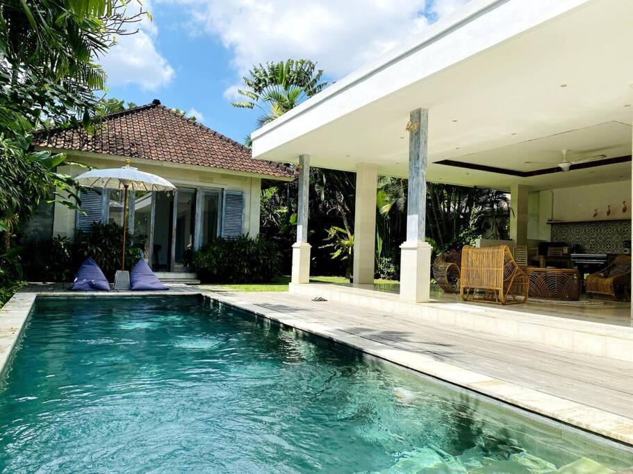 Villa Biru - 500M Batubelig Beach チャングー エクステリア 写真