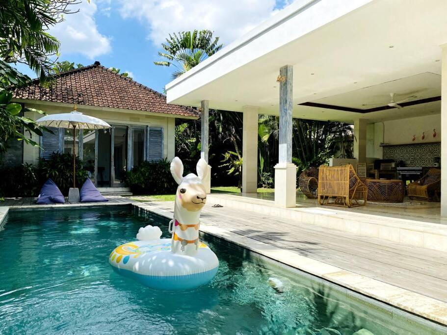 Villa Biru - 500M Batubelig Beach チャングー エクステリア 写真