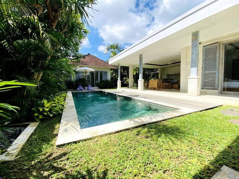 Villa Biru - 500M Batubelig Beach チャングー エクステリア 写真
